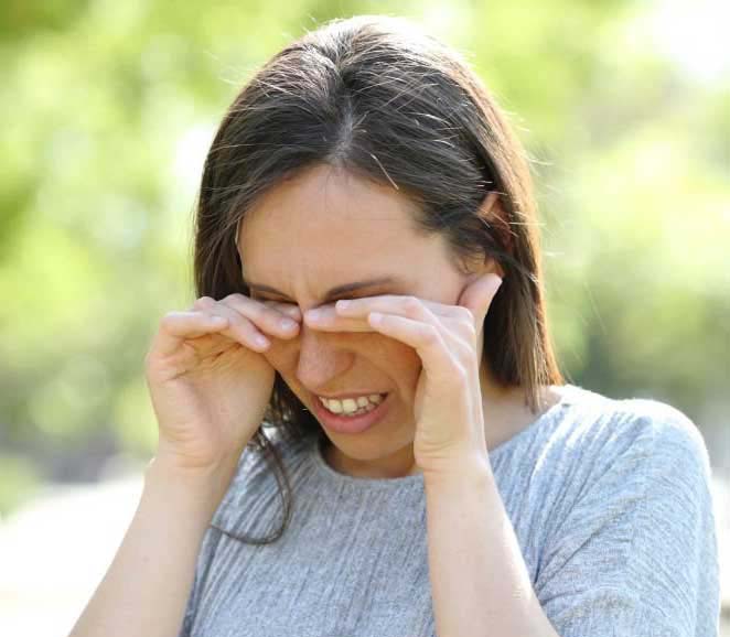 Visual showing seasonal eye allergies and their effects