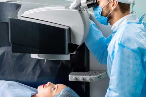 Illustration of femtosecond laser technology used in eye surgeries