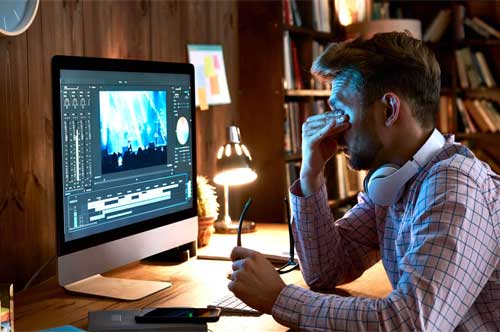Illustration advising proper screen adjustment to reduce eye strain and improve eye comfort